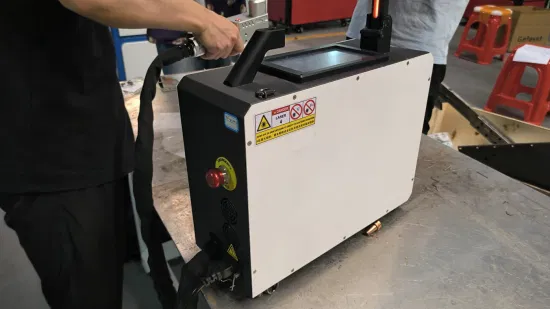 Pulitore laser portatile 3000W della macchina per la pulizia laser pulsata dell'attrezzatura laser 50W 100W 200W